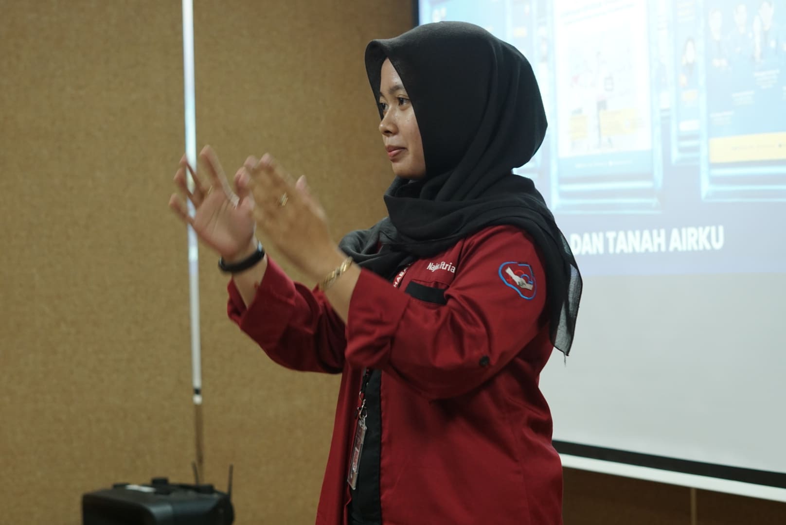 menyanyikan lagu indonesia raya dan hymne udinus
